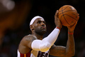 米プロバスケットボール協会（NBA）は5日、12-13レギュラーシーズンの最優秀選手（MVP）を発表し、マイアミ・ヒート（Miami Heat）のレブロン・ジェームズ（LeBron James）を選出した。

ここでは同選手の12-13レギュラーシーズンを写真で振り返る。

フリースローに臨むレブロン・ジェームズ（2012年11月14日撮影）。(c)AFP/Getty Images/Mike Ehrmann