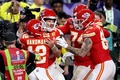 23NFL、第58回スーパーボウル、カンザスシティ・チーフス対サンフランシスコ・フォーティナイナーズ。決勝のタッチダウンを決めたメコール・ハードマン・ジュニア（左）らと喜ぶカンザスシティ・チーフスのパトリック・マホームズ（中央、2024年2月11日撮影）。(c)Steph Chambers/Getty Images/AFP