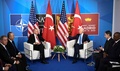スペインの首都マドリードで、北大西洋条約機構（NATO）首脳会議に合わせて会談するジョー・バイデン米大統領とトルコのレジェプ・タイップ・エルドアン大統領（2022年6月29日撮影）。(c)Brendan SMIALOWSKI / AFP