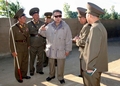 北朝鮮の国営朝鮮中央通信（Korean Central News Agency）が公開した北朝鮮人民軍の第7歩兵師団を視察する金正日（キム・ジョンイル、Kim Jong-Il）総書記（中央）の写真（撮影日不明、2009年6月14日公開）。(c)AFP/KCNA via KNS