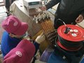 「中国還流器2号M」本体コイルシステムを製造する東方電機のスタッフ（撮影日不明）。(c)Xinhua News