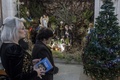 聖母マリアが旅の途中に休憩したとされる、ヨルダン川西岸ジェニン近郊の訪問教会に飾られたイエス・キリストの降誕場面の模型とクリスマスツリー（2023年12月24日撮影）。(c)MARCO LONGARI / AFP