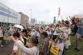 日本の複数の野党や労組団体による原発汚染水反対抗議集会が福島県最大の港である小名浜港付近で開催され、日本各地から集まった市民たち（2023年8月27日撮影）。(c)Peopleʼs Daily /岳林煒