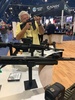 米テキサス州ヒューストンで開催された全米ライフル協会（NRA）年次総会の会場で、銃を手に取る人（2022年5月22日撮影）。(c)STRINGER / AFP
