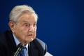 スイスのダボスで開催中の世界経済フォーラム年次総会（ダボス会議）で、講演するジョージ・ソロス氏（2020年1月23日撮影）。(c)AFP/FABRICE COFFRINI