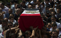エジプト・カイロ（Cairo）で営まれたイスラム主義組織「ムスリム同胞団（Muslim Brotherhood）」との衝突で死亡した警察官の葬儀（2013年8月15日撮影）。(c)AFP/KHALED DESOUKI