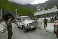 南オセチア（South Ossetia）自治州とロシアの北オセチア（North Ossetia）共和国の境界にあたるグルジアのNizhny Rukで 警備にあたる南オセチアの兵士たち（2008年7月3日撮影）。(c)AFP/KAZBEK BASAYEV