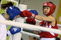 女優のイ・シヨン（Lee Si-Young）が24日、韓国の忠州（Chungju）市・忠州体育館（Chungju Gymnasium）で開催されたボクシング試合「2013年国家代表最終選抜戦」の女子48キロ級で優勝した。イ・シヨンは、2010年からボクシングを始め、2011年新人アマチュア戦で48キロ級優勝。翌年、全国体育大会に向けてソウル（Seoul）市ボクシング代表選抜戦で優勝した経験も持つ。イ・シヨンは今年1月、仁川（Incheon）市庁のボクシングチームに正式入団した。写真は48キロ級の決勝戦で試合をする、女優のイ・シヨン（Lee Si-Young、右、2013年4月24日撮影）。(c)STARNEWS