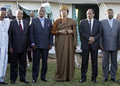 リビアの首都トリポリ（Tripoli）で、最高指導者ムアマル・カダフィ（Moamer Kadhafi）大佐（中央）居住敷地内に設置されたテントに、大佐を訪れた（左から）アフリカ連合（AU）調停団のアマドゥ・トゥマニ・トゥーレ（Amadou Toumani Toure）マリ大統領、ジェイコブ・ズマ（Jacob Zum）南アフリカ大統領、ドニ・サスヌゲソ（Denis Sassou Nguesso）コンゴ大統領、ビング・ワ・ムタリカ（Bingu Wa Mutharika）AU議長（右）ら（2011年4月10日撮影）。(c)AFP/JOSEPH EID