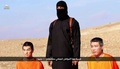 イスラム過激派組織「イスラム国（Islamic State、IS）」がアルフルガン・メディア（Al-Furqan Media）を通じ公開したとされる動画に写る、後藤健二（Kenji Goto）さん（左）と湯川遥菜（Haruna Yukawa）さん（右）とみられる人質と、2人の間に立ちカメラに向かって話す戦闘員（2015年1月20日取得）。(c)AFP/HO/AL-FURQAN MEDIA