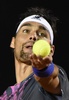 テニス、リオ・オープン男子シングルス準決勝。サーブトスを上げるファビオ・フォニーニ（2015年2月21日撮影）。(c)AFP/VANDERLEI ALMEIDA