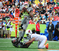 NFLプロボウル2014（NFL Pro Bowl 2014）。相手のパスをインターセプトするチーム・サンダースのエリック・ベリー（Eric Berry、中央、2014年1月26日撮影）。(c)AFP/Getty Images/Scott Cunningham