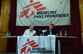 アフガニスタンの首都カブールで記者会見する、「国境なき医師団（MSF）」のクリストファー・ストークス事務局長（右）とクンドゥズ事故調査委員会のミシェル・ホフマン氏（2015年11月5日撮影）。(c)AFP/AREF KARIMI