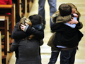 ドイツ南部ウィネンデン（Winnenden）の教会で抱き合う女生徒たち（2009年3月11日撮影）。(c)AFP/DDP/TORSTEN SILZ
