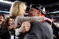 24MLB、ワールドシリーズ（7回戦制）、ニューヨーク・ヤンキース対ロサンゼルス・ドジャース。娘と喜ぶロサンゼルス・ドジャースのエンリケ・ヘルナンデス（2024年10月30日撮影）。(c)Elsa/Getty Images/AFP