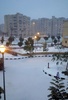 雪が積もったエジプト・カイロ（Cairo）から東に約40キロのマディナティ（Madinaty）の街並み（2013年12月13日撮影）。(c)AFP