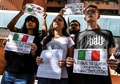 ベネズエラの首都カラカスにあるイタリア大使館前で、ベネズエラ政権に対する強硬姿勢を打ち出した欧州連合（EU）の共同声明の採択を阻止した伊政府に抗議する若者たち（2019年2月4日撮影）。(c)Juan BARRETO / AFP