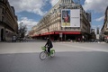 仏パリで、外出禁止令によりほぼ無人となったショッピングセンター周辺（2020年3月18日撮影）。(c)Martin BUREAU / AFP