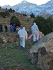 モロッコ・イムリル近郊の山岳地帯で、北欧出身の女性2人が遺体で発見された現場に残るテントのそばに立つ警察官ら。モロッコ国営テレビ2Mが放送した映像より（2018年12月18日取得）。(c)various sources / AFP