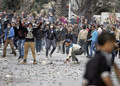 エジプトの首都カイロ（Cairo）にあるタハリール広場（Tahrir Square）近くで起きた暴動の様子（2013年1月30日撮影）。(c)AFP/MOHAMMED ABED