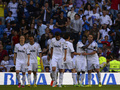 12-13スペイン1部リーグは1日、第38節の試合が各地で行われ、レアル・マドリード（Real Madrid）は4-2でオサスナ（CA Osasuna）に勝利した。

前半38分にチーム2点目を挙げてチームメイトに祝福されるレアル・マドリードのミカエル・エシアン（Michael Essien、右から2人目、2013年6月1日撮影）。(c)AFP/PIERRE-PHILIPPE MARCOU