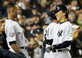 09MLBワールドシリーズ（7回戦制）、ニューヨーク・ヤンキース（%%New York Yankees%%）対フィラデルフィア・フィリーズ（%%Philadelphia Phillies%%）第6戦。試合はヤンキースが7-3で勝利し、2000年以来となる9年ぶり27度目のワールドシリーズ制覇を果たした。写真は2回に2点本塁打を放ち、デレク・ジーター（%%Derek Jeter%%）と喜びを分かち合うヤンキースの松井秀喜（%%Hideki Matsui%%）。（2009年11月4日撮影）(c)AFP/Getty Images/Jed Jacobsohn