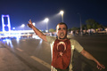 トルコ・イスタンブールのボスポラス橋の近くで、軍と市民らが衝突した際、血まみれで橋を指さす男性（2016年7月16日撮影）。(c)AFP/Bulent KILIC