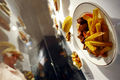 ドイツ・ベルリン（Berlin）で、ソーセージにケチャップとカレー味のソースをかけた名物料理「カリーブルスト（Currywurst）」の調理法と歴史を紹介する博物館「ドイツ・カリーブルスト博物館（German Currywurst Museum）」が、15日にオープンする。写真は、フライドポテトが添えられたカリーブルストのサンプル展示（2009年8月13日撮影）。(c)AFP/DDP/MICHAEL GOTTSCHALK