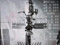 モニターに映し出された、前澤友作氏らを乗せたロシアの宇宙船「ソユーズ」が分離された後の国際宇宙ステーション（ISS）（2021年12月20日撮影）。(c)Alexander NEMENOV / AFP