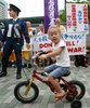 写真は19日、抗議デモ参加者らの前を横切る少女。
(c)AFP/TORU YAMANAKA