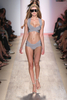 ニューヨーク市内で発表されたエルベ・レジェ バイ マックスアズリア（Herve Leger By Max Azria）の09年春夏コレクション（2008年9月7日撮影）。(c)AFP/Getty Images/Scott Gries