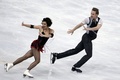 フィギュアスケート・グランプリ（GP）シリーズ第5戦、エリック ・ボンパール杯（Trophee Eric Bompard 2013）アイスダンス・ショートダンス（SD）。演技に臨むナタリー・プシャラ（Nathalie Pechalat）/ ファビアン・ブルザ（Fabian Bourzat）組（2013年11月15日撮影）。(c)AFP/KENZO TRIBOUILLARD