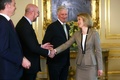 ベルギー・ブリュッセルで欧州理事会の特別会合に臨むエストニアのカヤ・カラス首相（右、2024年4月17日撮影）。(c)Olivier HOSLET / POOL / AFP