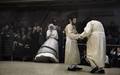ユダヤ教超正統派の居住区であるエルサレム（Jerusalem）のメーアー・シェアーリーム（Mea Shearim）で執り行われたラビの孫娘の結婚式の様子。式の最後には、地元コミュニティーの住民や親族らが、新婦の前で踊るのがならわしとなっている。

写真は、新婦が見ている中で踊る新郎（中央）とラビ（2012年8月28日撮影）。(c)AFP/MENAHEM KAHANA