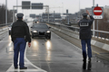 写真は同日、スキポール空港の出発ロビーに通じる道路上で検問を行う警察官。(c)AFP/CYNTHIA BOLL
