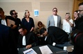 南仏アビニョンの裁判所で行われたドミニク・P被告の公判に臨む同被告の妻（後方中央）と娘（後方左から2人目）と息子ら（後方左と後方右から2人目、2024年9月2日撮影）。(c)Christophe SIMON / AFP