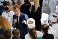 仏リヨンで開催された外食・ホテル業の見本市で、来場者を前に話すエマニュエル・マクロン大統領（2021年9月27日撮影）。(c)Ludovic MARIN / various sources / AFP