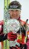 スプリントの種目別年間総合優勝のトロフィーを手にするペトラ・マジッチ。(c)AFP/VINCENZO PINTO