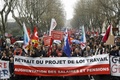 仏南部ペルピニャンで行われた労働法改正に抗議するデモで、労働法改正案の撤回を求める横断幕を掲げて行進する人々（2016年3月31日撮影）。(c)AFP/RAYMOND ROIG