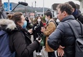 栃木県日光市で警察を訪れた後、報道陣に囲まれるティフェヌ・ベロンさんの兄のダミアンさん（手前右）と妹のシビルさん（手前左、2022年12月13日撮影）。(c)Toshifumi KITAMURA / AFP