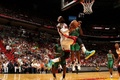 12-13NBAは12日、各地で試合が行われ、マイアミ・ヒート（Miami Heat）は109-101でボストン・セルティックス（Boston Celtics）を下した。

リバースダンクシュートを狙うマイアミ・ヒートのレブロン・ジェームズ（LeBron James、2013年4月12日撮影）。(c)AFP/Getty Images/NBAE/Issac Baldizon