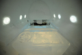 スウェーデン北部ユッカスヤルビ（Jukkasjaervi）の「アイスホテル（Icehotel）」の客室（2009年1月8日撮影）。(c)AFP/OLIVIER MORIN