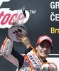 世界ロードレース選手権（WGP 2014）第11戦チェコGP、MotoGPクラス決勝を制し、トロフィーを掲げるレプソル・ホンダ（Repsol Honda）のダニ・ペドロサ（Dani Pedrosa、2014年8月17日撮影）。(c)AFP/MICHAL CIZEK