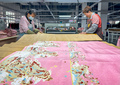 山東省菏沢（かたく）市曹県の漢服工場で、ひだ付きのスカート「馬面裙」のひだをプレスする従業員（2024年4月11日撮影）。(c)Xinhua News