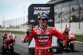 ロードレース世界選手権、第1戦ポルトガルGP、MotoGPスプリントレース。優勝を喜ぶドゥカティ・レノボ・チームのフランチェスコ・バニャイア（2023年3月25日撮影）。(c)PATRICIA DE MELO MOREIRA / AFP