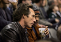 写真は、友人と共に試合を観戦する俳優のウィリアム・フィッチャー（%%William Fichtner%%）。(c)AFP/Getty Images Bruce Bennett