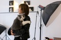 撮影前に猫を落ち着かせるカメラマン（2020年1月14日撮影）。(c)CNS/林馨