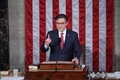米下院議長に選出された後、演説するマイク・ジョンソン議員。米ワシントン（2023年10月25日撮影）。(c)TOM BRENNER / AFP