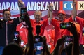 マレーシアのリゾート地ランカウイ島での選挙集会で、野党連合の候補に選ばれ関係者と一緒にあいさつするマハティール・モハマド元首相（2018年4月15日撮影）。(c)AFP PHOTO / Mohd RASFAN
