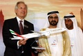 アラブ首長国連邦（UAE）のドバイ（Dubai）で始まったドバイ航空ショー（Dubai Airshow）の開幕式典で、ボーイング（Boeing）社のジム・マックナーニ（Jim McNerney）最高経営責任者（CEO）からエミレーツ航空（Emirates Airline）仕様の777X型機の模型を贈られる、ドバイのムハンマド・ビン・ラシド・マクトム（Sheikh Mohammed bin Rashid Al-Maktoum）首長（中央、2013年11月17日撮影）。(c)AFP
